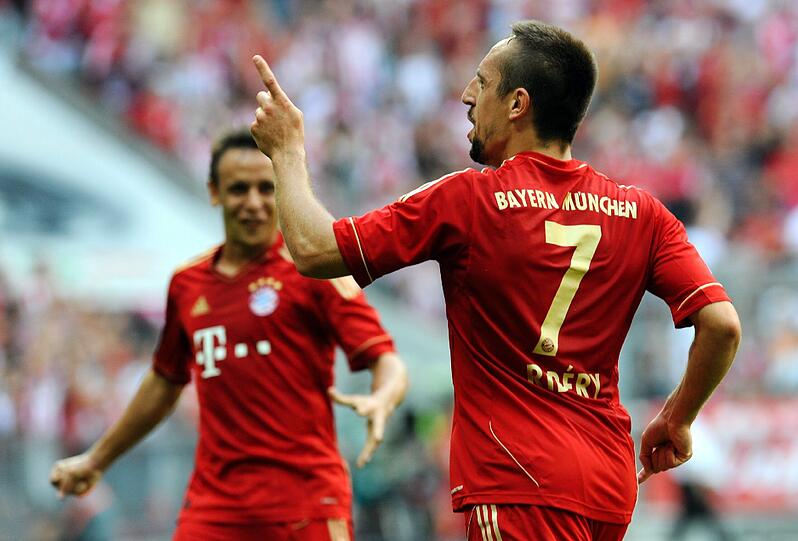 FRANCK RIBÉRY (r.): Oh la la, Monsieur Ribéry ging bis an den eigenen Strafraum zurück. Lauffreudig, spielfreudig. Und zielsicher: Mit links zum 2:0 (17.). Glückwunsch zum 100. Bundesliga-Spiel für den FCB. NOTE 2