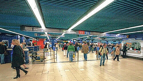 Nicht mehr ganz zeitgemäß – das Sperrengeschoss U-Bahnhof Marienplatz, das ab 2012 umgebaut werden soll. Nicht mehr ganz zeitgemäß – das Sperrengeschoss U-Bahnhof Marienplatz, das ab 2012 umgebaut werden soll.