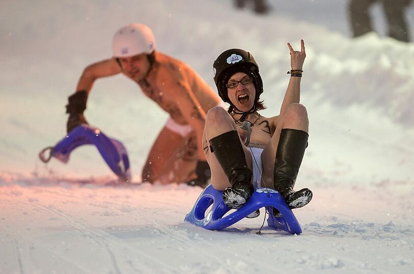 Schnelle Kurven, rasante Fahrten und tiefe Einblicke. Die Bilder von der irren Nackt-Rodel-Gaudi in Altenberg.