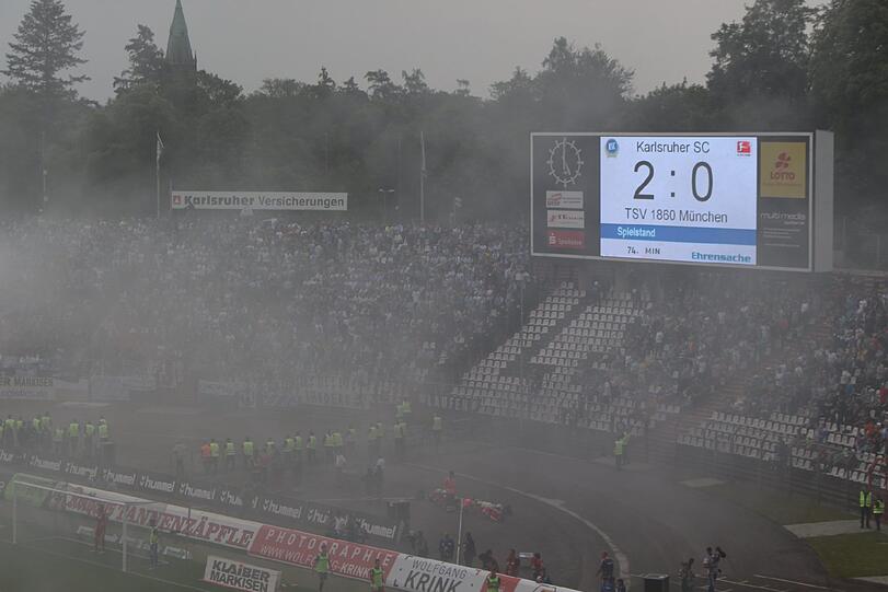 Die Bilder von der Pyro-Show der Löwen-Fans in Karlsruhe