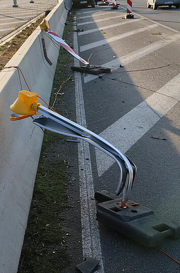 Unfall auf der A 94 bei Heldenstein: Ein Autofahrer fuhr mehrere Warnbarnken um und landete anschließend in einem Fahrbahnteiler. Zuvor wurde er wohl von der Sonne geblendet.