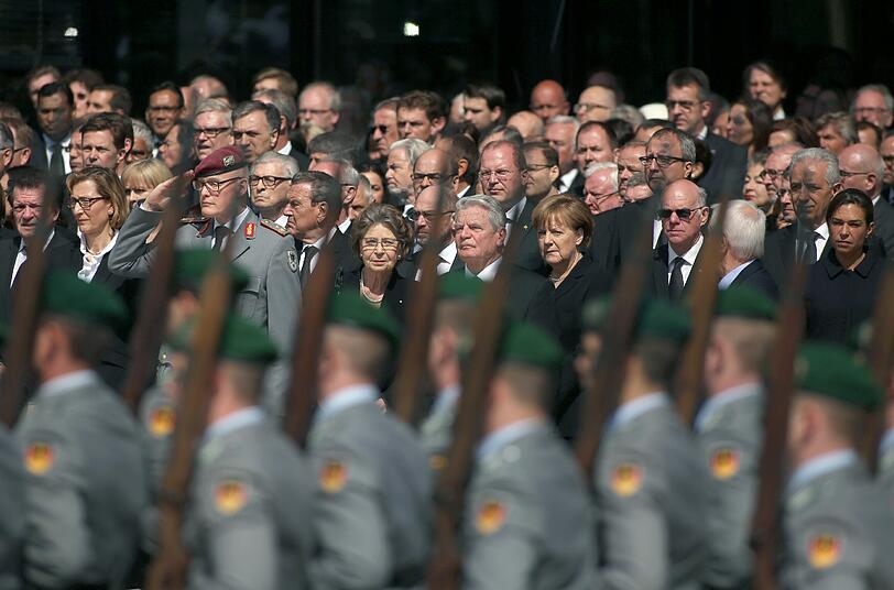 Die Ehrenformation der Bundeswehr marschiert an Barbara Genscher (M), Bundespräsident Joachim Gauck und Bundeskanzlerin Angela Merkel nach dem Staatsakt für den verstorbenen früheren Außenministers Hans-Dietrich Genscher.