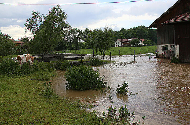 Keller auspumpen und dem Hochwasser Herr werden &ndash; am Sonntagnachmittag war die Feuerwehr in Kirchdorf bei Haag im Einsatz. Die Bilder.
