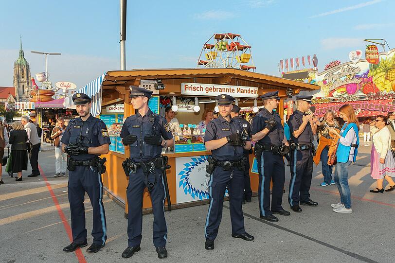 Die AZ hat die Polizisten der Wiesnwache für einen Tag begleitet: Wegerklärungen, "Kotzhügel"-Besuche, Festnahmen und einiges mehr - klicken Sie sich durch die Bilderstrecke.
