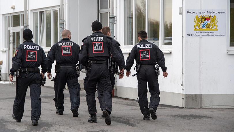 Ein Polizeieinsatz in einer Flüchtlingsunterkunft in Stephansposching ist am Freitag völlig eskaliert. (Symbolbild)