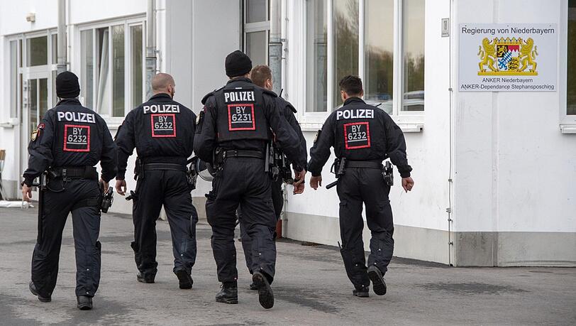 Ein Polizeieinsatz in einer Flüchtlingsunterkunft in Stephansposching ist am Freitag völlig eskaliert. (Symbolbild) Ein Polizeieinsatz in einer Flüchtlingsunterkunft in Stephansposching ist am Freitag völlig eskaliert. (Symbolbild)
