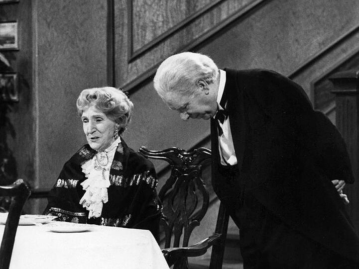 Freddie Frinton als Diener James und May Warden als Miss Sophie im TV-Sketch "Dinner for One oder der 90. Geburtstag".