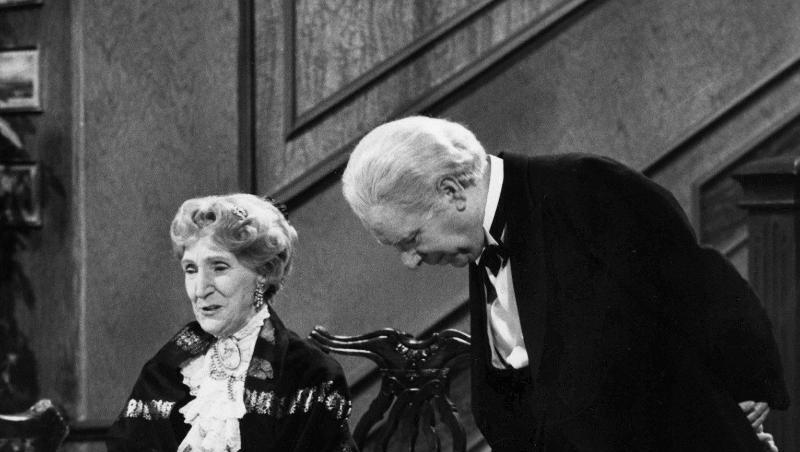 Freddie Frinton als Diener James und May Warden als Miss Sophie im TV-Sketch "Dinner for One oder der 90. Geburtstag". Freddie Frinton als Diener James und May Warden als Miss Sophie im TV-Sketch "Dinner for One oder der 90. Geburtstag".