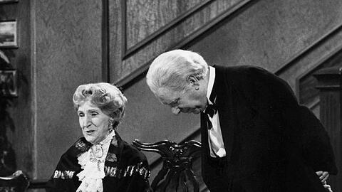 Freddie Frinton als Diener James und May Warden als Miss Sophie im TV-Sketch "Dinner for One oder der 90. Geburtstag".