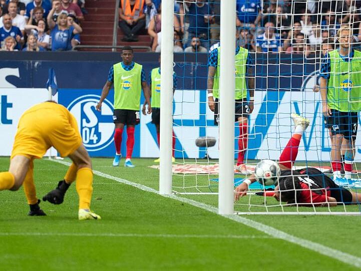 Der Berliner Torwart Rune Jarstein (l) und Karim Rekik (r) können das 2:0 nicht verhindern.