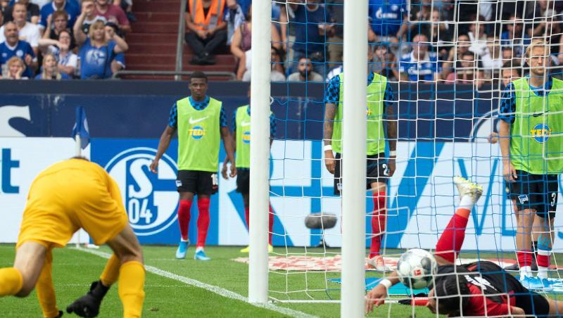 Der Berliner Torwart Rune Jarstein (l) und Karim Rekik (r) können das 2:0 nicht verhindern. Der Berliner Torwart Rune Jarstein (l) und Karim Rekik (r) können das 2:0 nicht verhindern.
