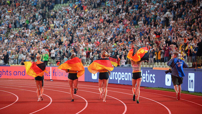 Gänsehaut-Momente im altehrwürdigen Münchner Olympiastadion: Das Publikum feiert die erfolgreiche deutsche 4x100-Meter-Staffel der Frauen.