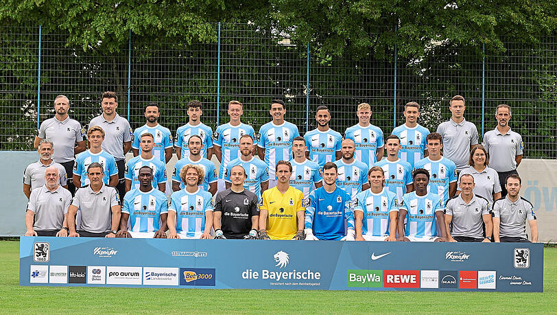 Das offizielle Mannschaftsfoto des TSV 1860: Beim Fanfest präsentieren sich die Löwen im neuen Heimtrikot-Gewand den zahlreichen Fans an der Grünwalder Straße. Das offizielle Mannschaftsfoto des TSV 1860: Beim Fanfest präsentieren sich die Löwen im neuen Heimtrikot-Gewand den zahlreichen Fans an der Grünwalder Straße.