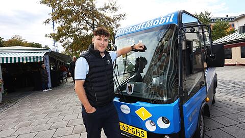 SWM-Mitarbeiter René am Pilotprojekt Altstadtmobil. Der Mini-Elektrobus der Marke Spykstaal hat sechs Passagiersitze und ist noch bis zum kommenden Wochenende testweise in der Altstadt unterwegs. Und zwar kostenfrei.