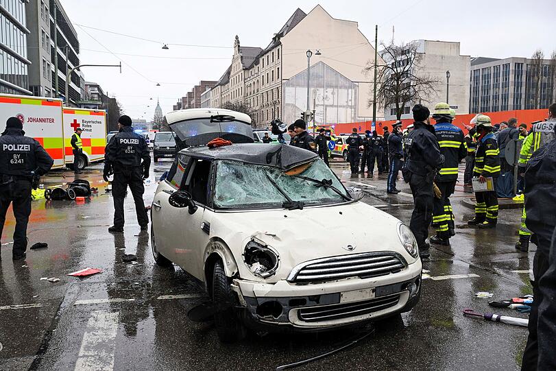 Mit diesem Mini Cooper ist ein Mann am Morgen des 13.2. in einen Demozug der Gewerkschaft Verdi gefahren. Dutzende Menschen sind verletzt worden, zwei sind an ihren Verletzungen durch das Attentat gestorben.