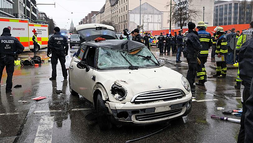 Mit diesem Mini Cooper ist ein Mann am Morgen des 13.2. in einen Demozug der Gewerkschaft Verdi gefahren. Dutzende Menschen sind verletzt worden, zwei sind an ihren Verletzungen durch das Attentat gestorben.