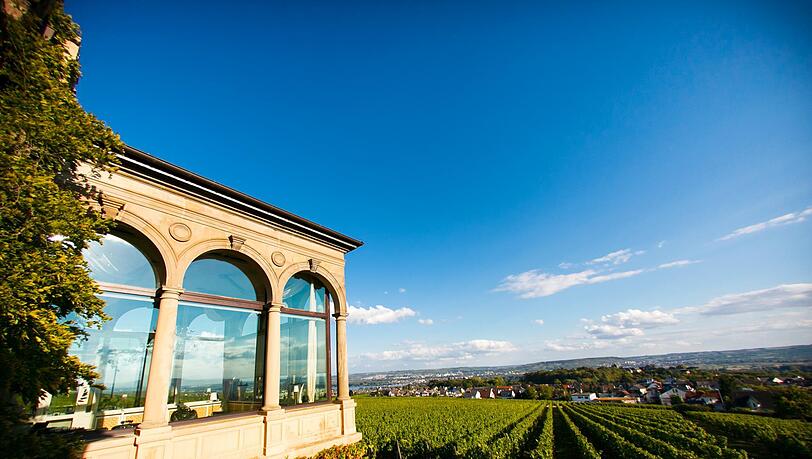 Aus dem Burgrestaurant des Relais & Châteaux Hotels Burg Schwarzenstein mit seinen großen Panoramafenstern schaut man über ein Rebenmeer im Rheingau. Aus dem Burgrestaurant des Relais & Châteaux Hotels Burg Schwarzenstein mit seinen großen Panoramafenstern schaut man über ein Rebenmeer im Rheingau.
