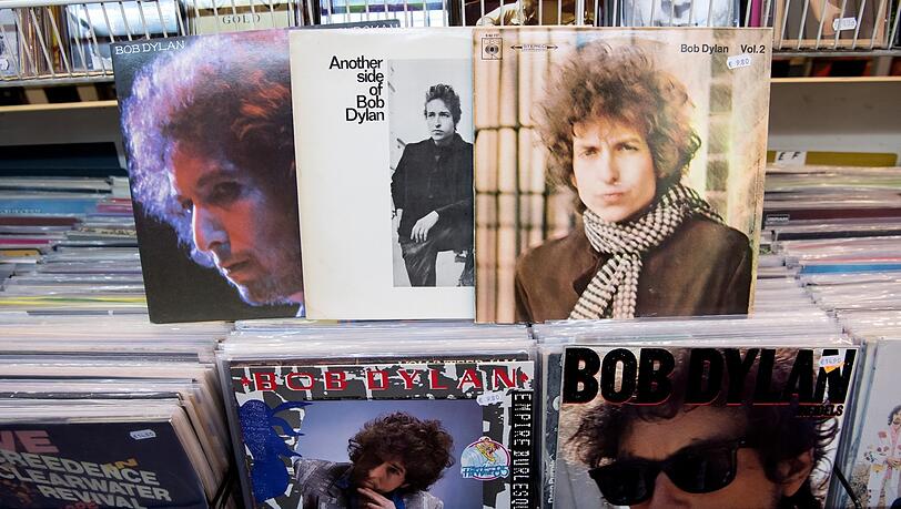 F&uuml;r manche das beste Doppelalbum der Pop-und Rockgeschichte liefert Bob Dylan 1966 mit &bdquo;Blonde on Blonde&ldquo; (oben rechts).
