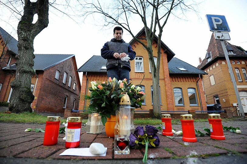 Nach dem Mord an seiner 13-jährigen Tochter im
niedersächsischen Stolzenau ist ein 35-jähriger Familienvater
flüchtig.