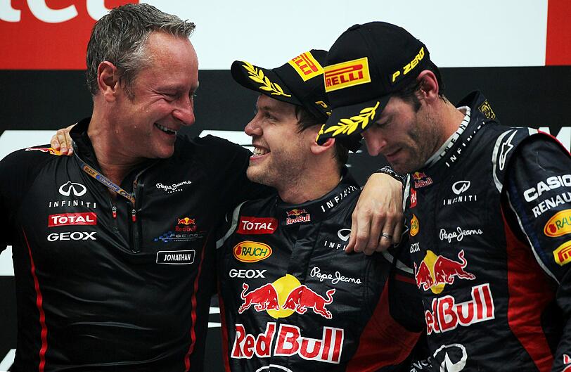 Freudentaumel auch bei Red-Bull-Teammanager Jonathan Wheatley (links): Der deutsche Fahrer Sebastian Vettel (MItte) hat auch in Indien den ersten Platz geholt. Neben ihm Red-Bull-Teamkollege Mark Webber.