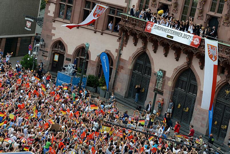 So schön jubelte die Frauenfußball-Nationalmannschaft auf dem Balkon des Frankfurter Römer. Klicken Sie durch die Bilderstrecke!