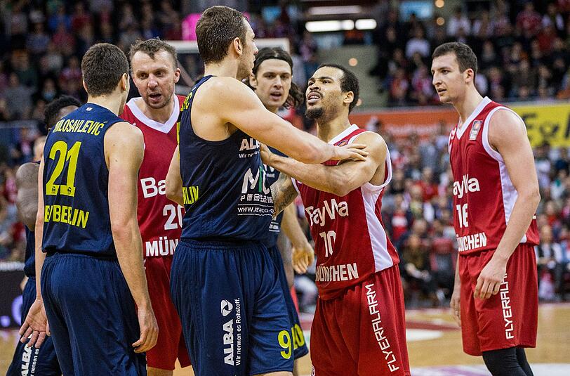 Am Sonntag krachte es immer wieder zwischen den Spielern des FC Bayern und von Alba Berlin. Hier geraten Justin Cobbs (r.) und Elmedin Kikanovic (3.v.l) aneinander.