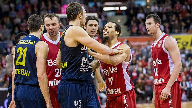 Am Sonntag krachte es immer wieder zwischen den Spielern des FC Bayern und von Alba Berlin. Hier geraten Justin Cobbs (r.) und Elmedin Kikanovic (3.v.l) aneinander. Am Sonntag krachte es immer wieder zwischen den Spielern des FC Bayern und von Alba Berlin. Hier geraten Justin Cobbs (r.) und Elmedin Kikanovic (3.v.l) aneinander.