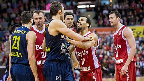 Am Sonntag krachte es immer wieder zwischen den Spielern des FC Bayern und von Alba Berlin. Hier geraten Justin Cobbs (r.) und Elmedin Kikanovic (3.v.l) aneinander.