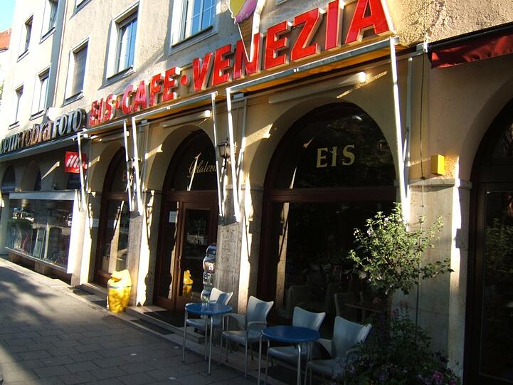 In unmittelbarer Nähe zu Sarcletti liegt die kleine Eisdiele Venezia - vis-a-vis zum Rotkreuzplatz.