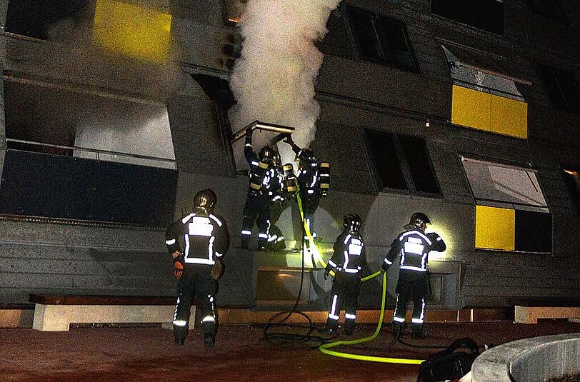 In Innsbruck kommen zwei Mädchen ums Leben, als die Wohnung in Flammen steht.