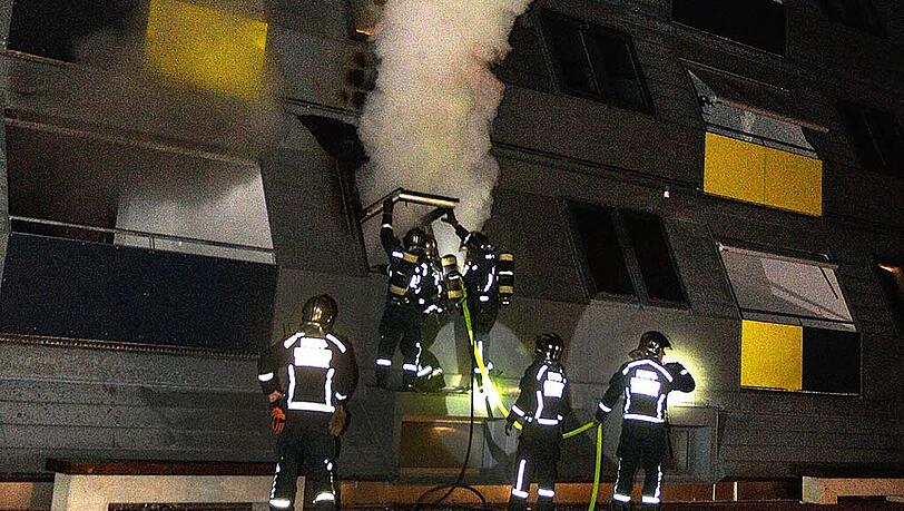 In Innsbruck kommen zwei Mädchen ums Leben, als die Wohnung in Flammen steht. In Innsbruck kommen zwei Mädchen ums Leben, als die Wohnung in Flammen steht.