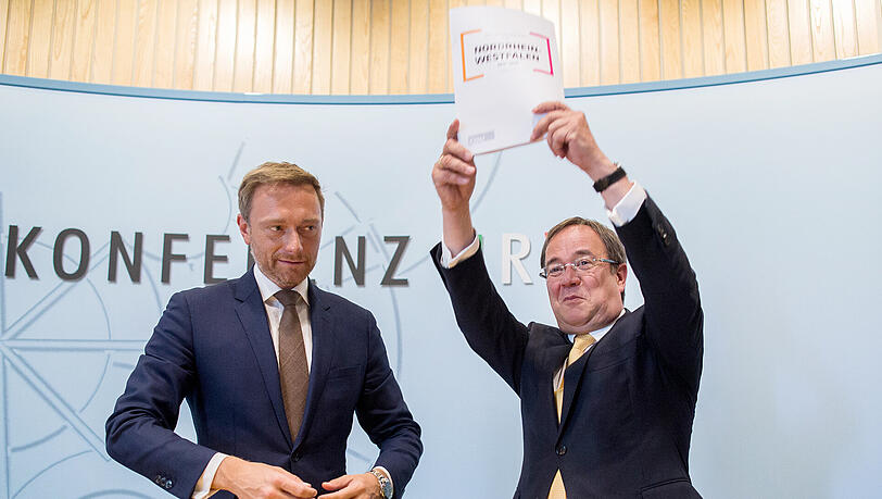 Knapp fünf Wochen nach der Landtagswahl in Nordrhein-Westfalen stellten CDU und FDP ihren Koalitionsvertrag vor. Knapp fünf Wochen nach der Landtagswahl in Nordrhein-Westfalen stellten CDU und FDP ihren Koalitionsvertrag vor.