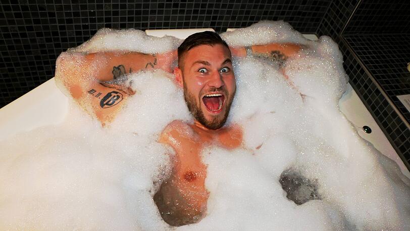 Der deutsche Schwergewichtler Tom Schwarz lässt sich im Trainingslager im Bayerischen Wald vor seinem Fight in Las Vegas gegen Tyson Fury in der Badewanne fotografieren.