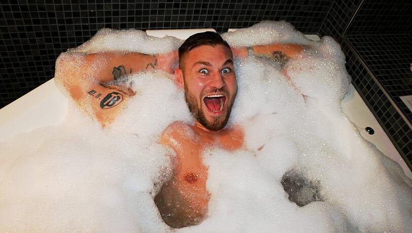 Der deutsche Schwergewichtler Tom Schwarz lässt sich im Trainingslager im Bayerischen Wald vor seinem Fight in Las Vegas gegen Tyson Fury in der Badewanne fotografieren. Der deutsche Schwergewichtler Tom Schwarz lässt sich im Trainingslager im Bayerischen Wald vor seinem Fight in Las Vegas gegen Tyson Fury in der Badewanne fotografieren.