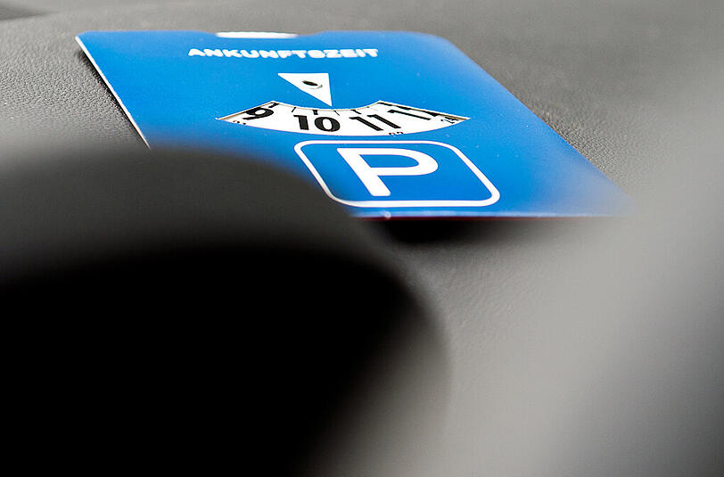 Die Parkscheibe im Aut muss gut sichtbar angebracht sein.