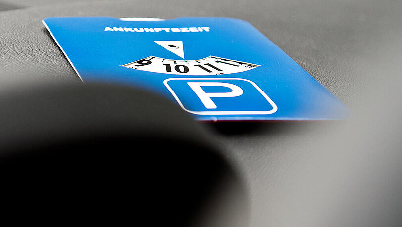 Die Parkscheibe im Aut muss gut sichtbar angebracht sein. Die Parkscheibe im Aut muss gut sichtbar angebracht sein.