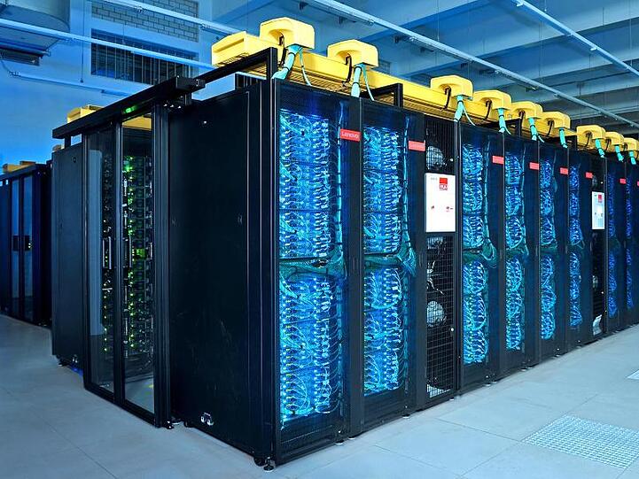 Die Anlage "SuperMUC-NG" am Leibniz Rechenzentrum. Die Anlage schaffte es mit einer Rechenleistung von über 19 Petaflops in die weltweiten Top Ten.