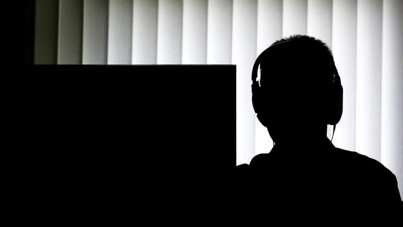 Ein Beamter sitzt für eine Telefonüberwachung mit Kopfhörern vor einem Computer. Foto: Christian Charisius/dpa/Archivbild Ein Beamter sitzt für eine Telefonüberwachung mit Kopfhörern vor einem Computer. Foto: Christian Charisius/dpa/Archivbild