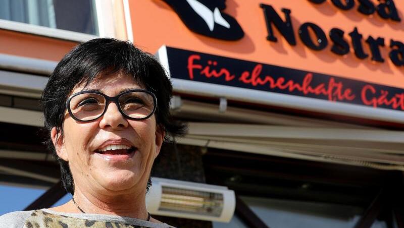 Petra Bratu, Besitzerin des italienischen Restaurants "Cosa Nostra", in Köln. Petra Bratu, Besitzerin des italienischen Restaurants "Cosa Nostra", in Köln.