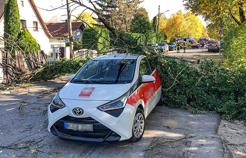 Die Feuerwehr musste zu dutzenden sturmbedingten Einsätzen ausrücken.