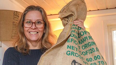 Britta Drummer nutzt die Drucke auf alten Kaffeesäcken, um kreative Lampenschirme zu designen.