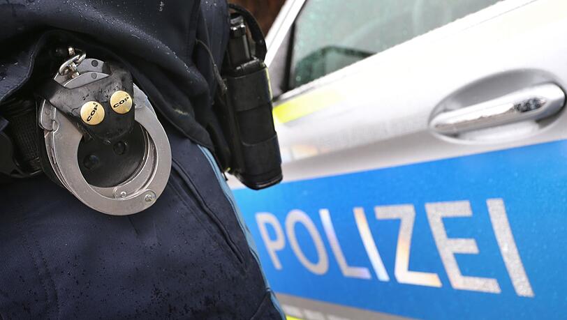 Fahnder entdeckten den Waffenschmuggel, weil ihnen ein Sattelauflieger ohne Zugmaschine und ein Auto daneben verdächtig vorkamen. (Symbolbild)