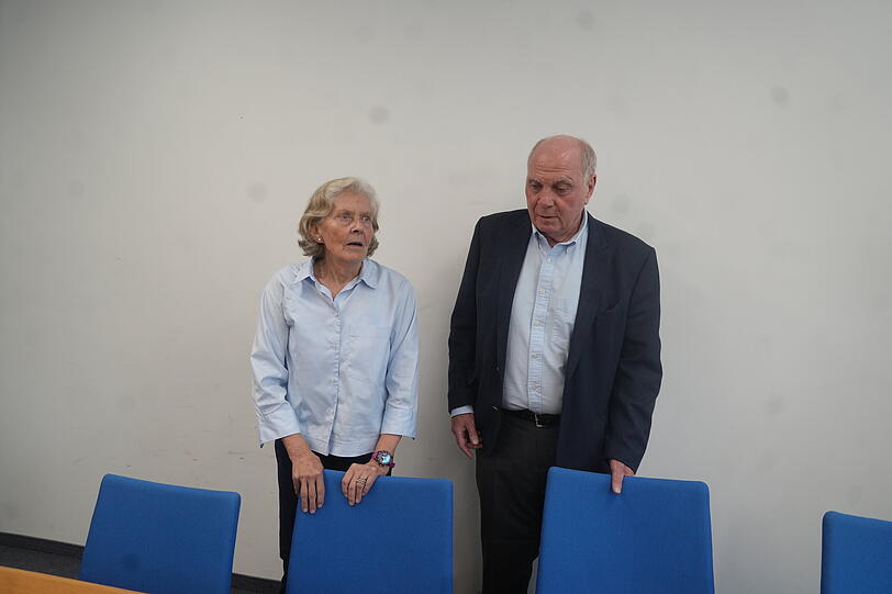 Uli Hoeneß erschien persönlich vor Gericht, an seiner Seite Ehefrau Susi. Uli Hoeneß erschien persönlich vor Gericht, an seiner Seite Ehefrau Susi.