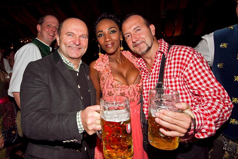 Münchner Gastro-Urgesteine (fast) unter sich: Sepp Krätz (l.), Matthias Scheffel (r.) und dessen Freundin Layla.