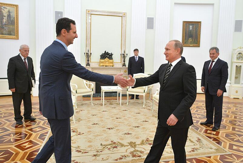 Kremlchef Wladimir Putin begrüßt Syriens Präsident Baschar al-Assad in Moskau.