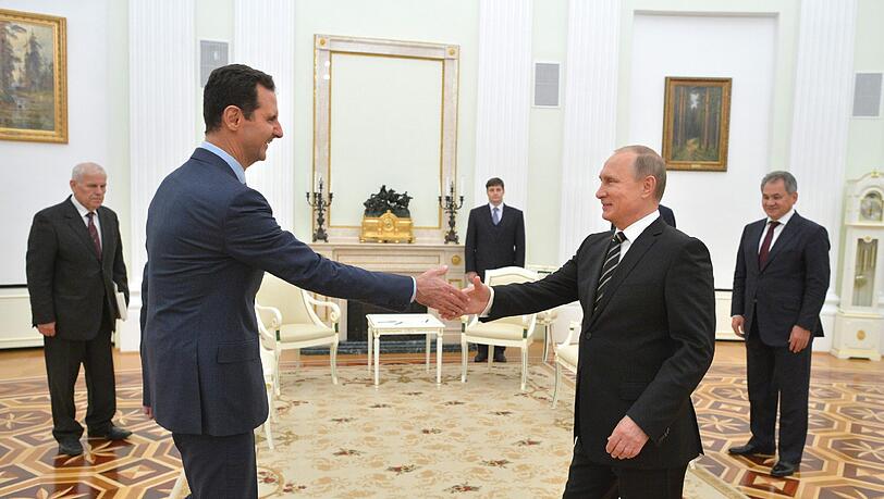 Kremlchef Wladimir Putin begrüßt Syriens Präsident Baschar al-Assad in Moskau. Kremlchef Wladimir Putin begrüßt Syriens Präsident Baschar al-Assad in Moskau.