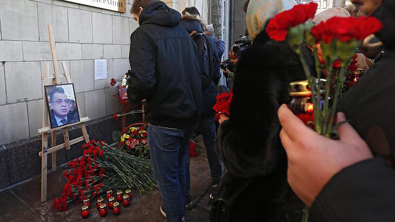 Im Gedenken an den Ermordeten werden vor dem Außenministerium in Moskau Blumen niedergelgt.