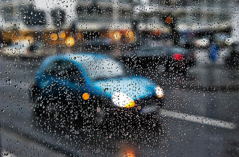 Bei starkem Regen wollte der Autofahrer noch eine Vollbremsung machen, jedoch konnte er einen Zusammenstoß mit dem Fußgänger nicht mehr verhindern. (Archivbild)