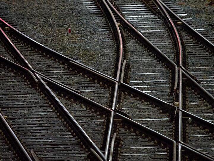 Gleise sind vor einem Hauptbahnhof zu sehen. Foto: Hendrik Schmidt/zb/dpa/Symbolbild