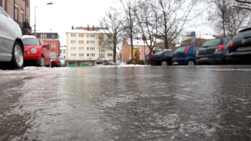 Eine Eisschicht bedeckt eine Straße. Foto: Daniel Karmann/Archiv Eine Eisschicht bedeckt eine Straße. Foto: Daniel Karmann/Archiv